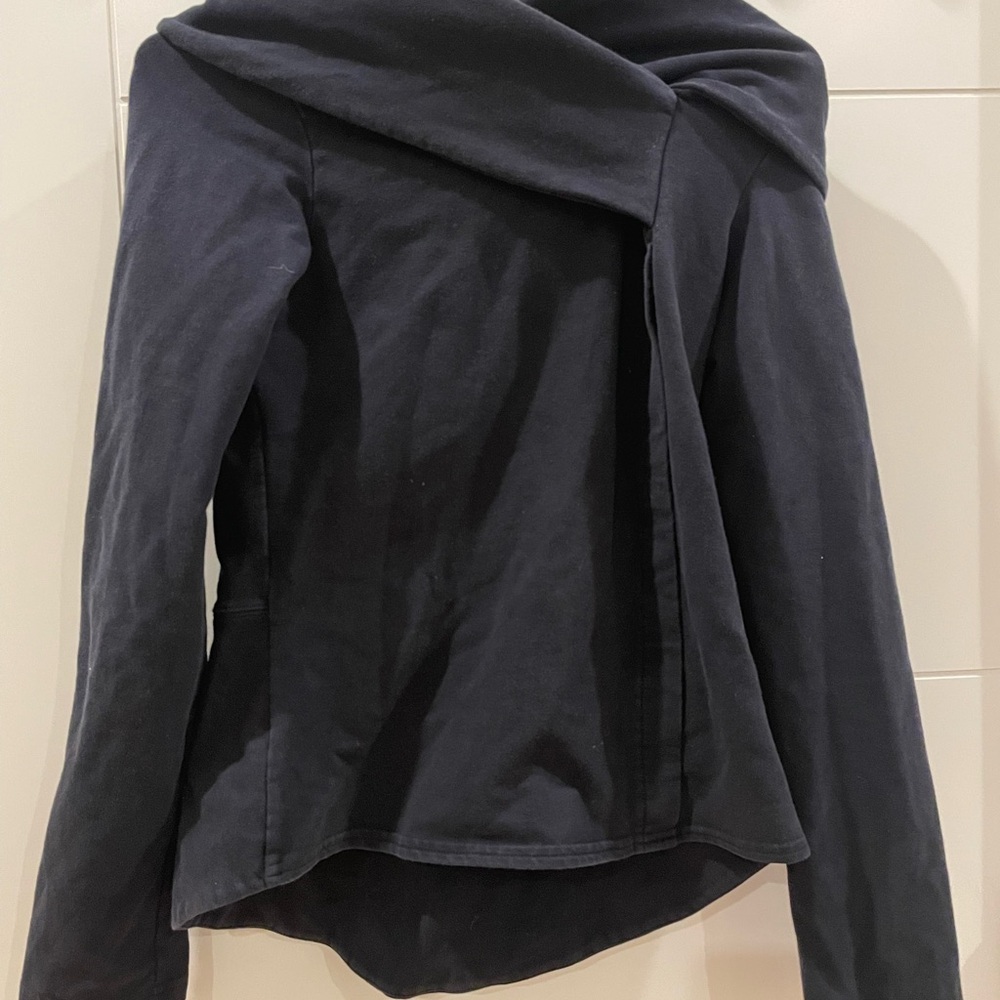 Stylish black fitted hoodie